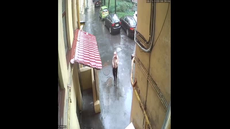 Уличные ссыкухи в объективе скрытой камеры
