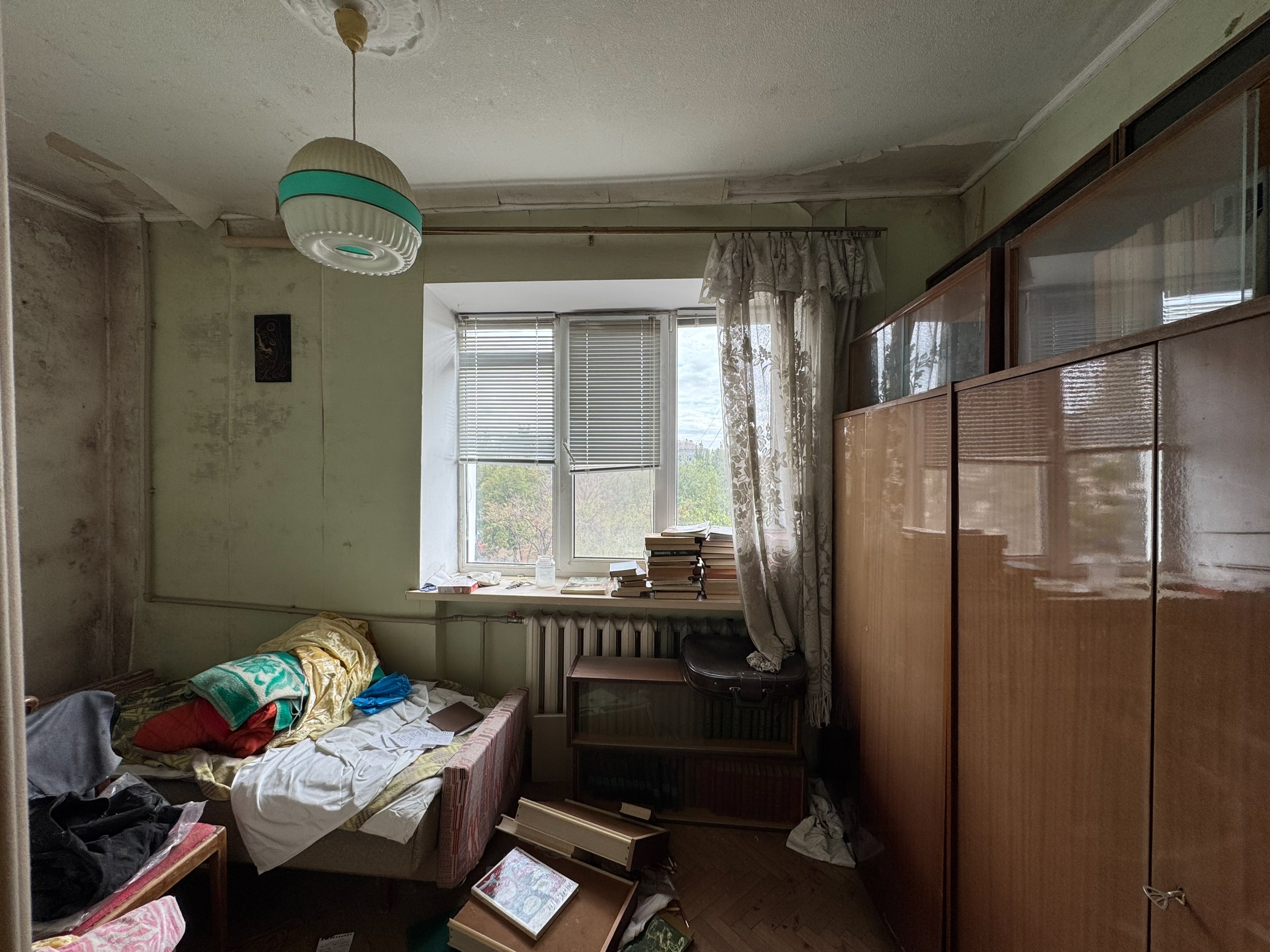 Продам 2х комнатную квартиру в городе Луганск, Ленинский район, ул. Челюскинцев 4А. Квартира расположена на 5 этаже 5 этажного дома, общая площадь 47м2, высокие потолки, крыша в порядке. Состояние квартиры под ремонт, окна М/П, балкон остеклен, газовая колонка. Отличное место расположение, окна выходят на 17 ...