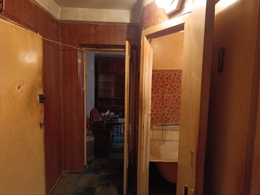 пгт. Горняцкий Продается 2-х комнатная квартира по улице Горняцкая, район ПСБ банка. 2 этаж/ 5 этажного дома. Общая площадь 44,1 кв. м., кухня 6 кв. м. Квартира под ремонт. МП окна, балкон остеклен(деревом). Планировка комнат раздельная. Санузел раздельный. Квартира без прописанных и долгов. 📂Документы РФ. 💰Ц...