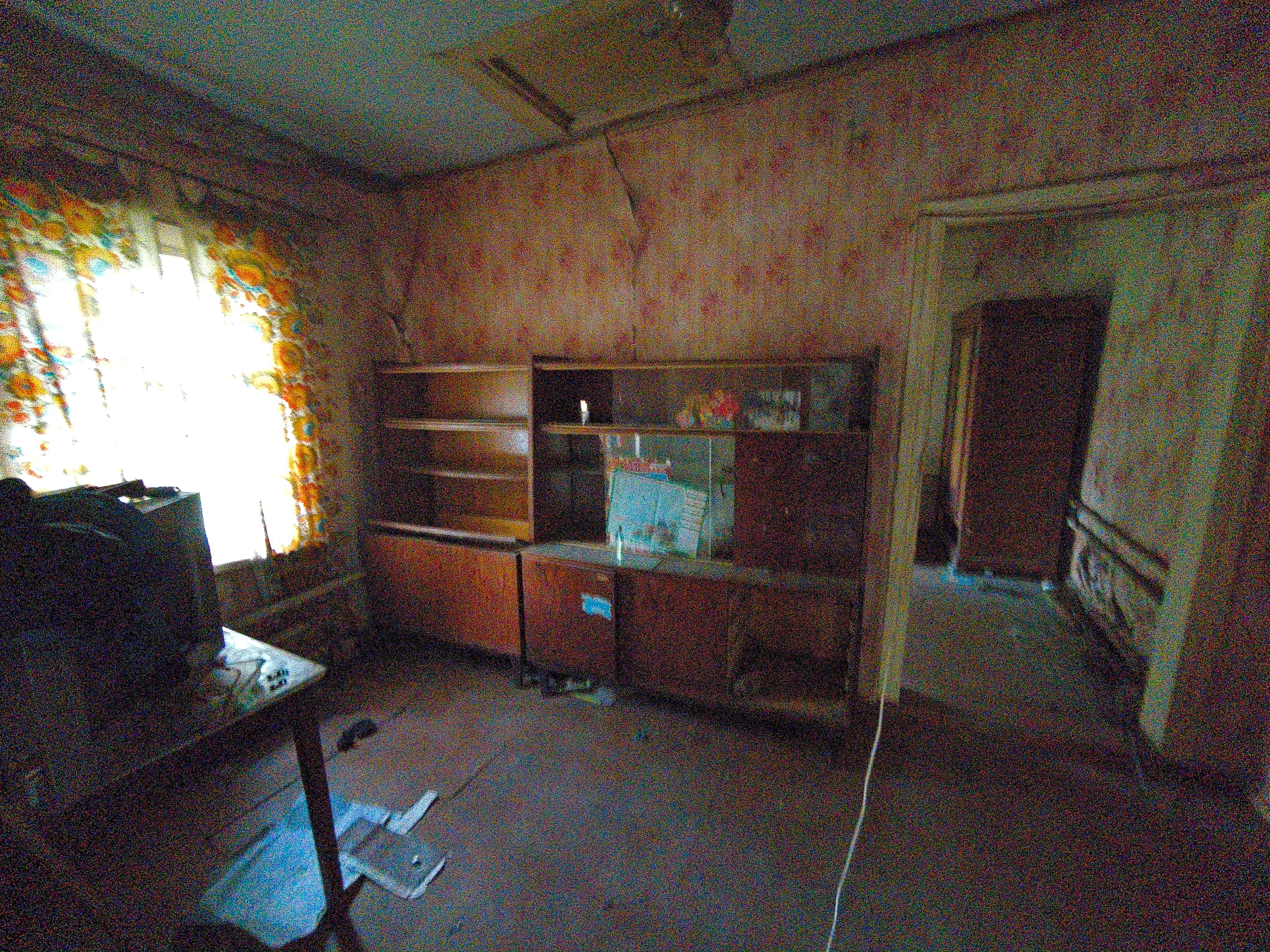 г. Алчевск Продается часть дома и гараж ул. Полтавская р-н СШ№24. Дом состоит из 3х жилых комнат и кухни. В доме все коммуникации подведены. Дом под ремонт!!! Документы РФ. ‼ ‼ ‼ Цена:350000р. 📞+7959-131-21-66. 📞+7959-215-68-88...