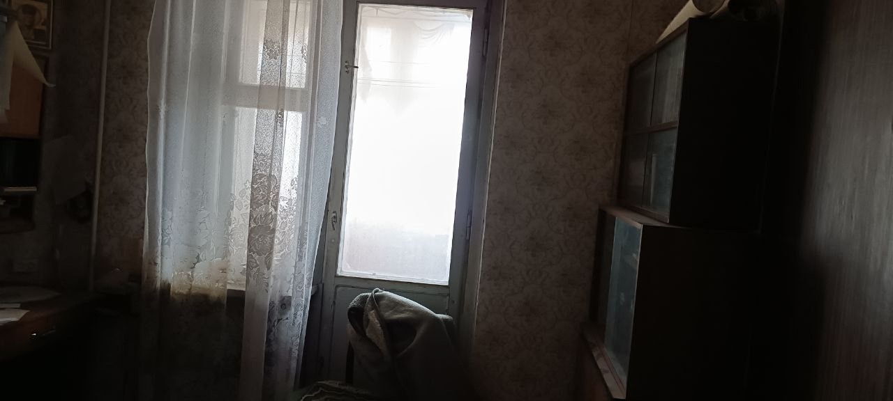 ❗️❗️ 🏠 Алчевск. 💰 Продается 2-х комнатная квартира по ул. Ленина, район «Маяка». 🏢 8-й этаж 9-ти этажного дома. 🛗 Лифт в очереди на установку. 📏 Общая площадь 48.7 кв/м. 🪟 Окна дерево. 🌿 Балкон застеклен (дерево), 6м, разделен, выход из спальни и зала. 🚪 Комнаты проходные. ⚡️ Счетчики на свет и воду. 📄 Пропис...