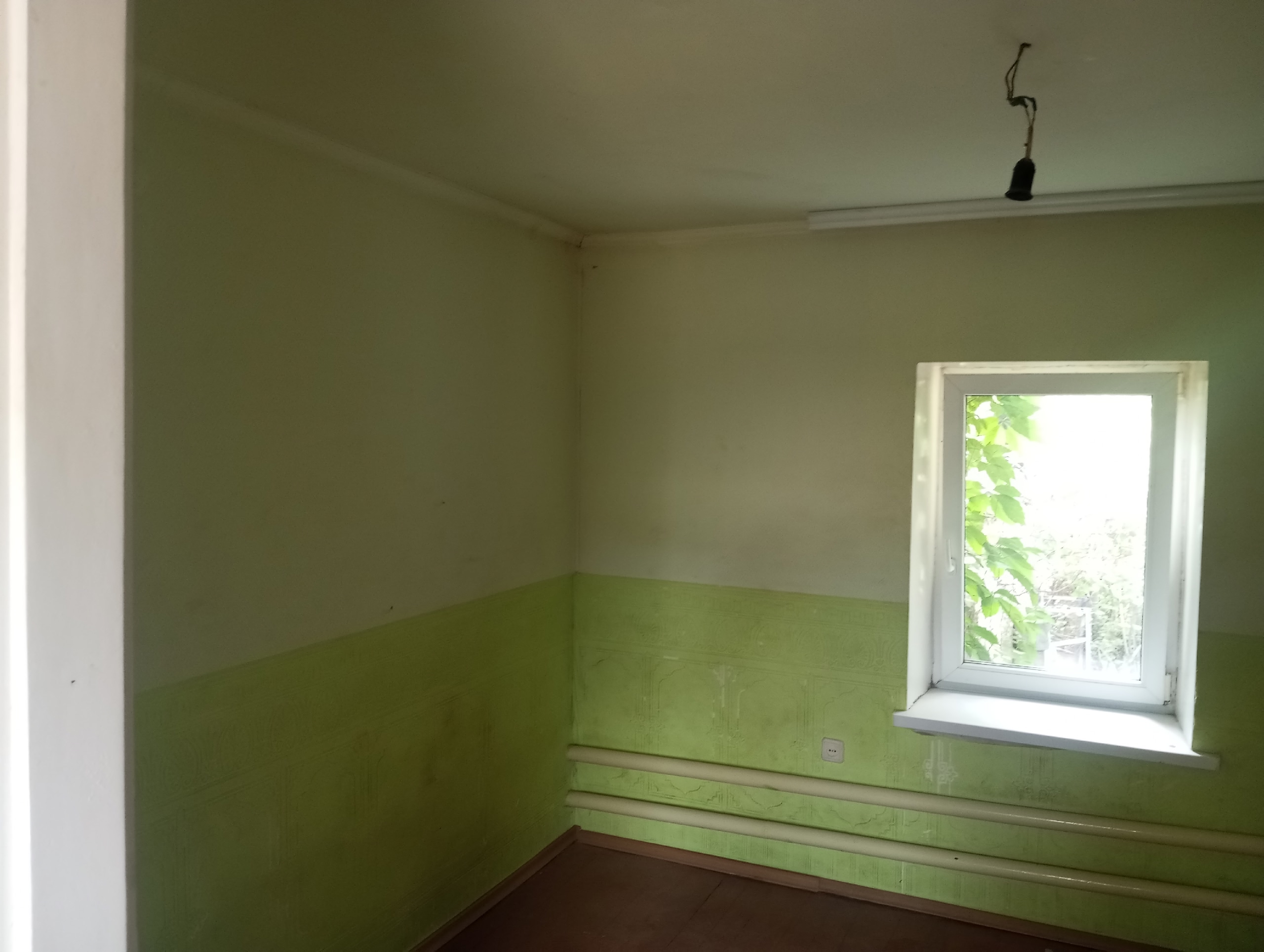 Продам дом. 1-я Мирная улица, р-н таксопарка . 100 м.кв. с участком 13 соток из них 9 приват. 3 изолированных спальни, кухня - гостиная, с/у в доме. Под домом вместительный подвал. Зимой теплый а летом прохладный, стены 70 см, мергель обложен кирпичем. Также флигель с удобствами на две комнаты, гараж. Дом в д...