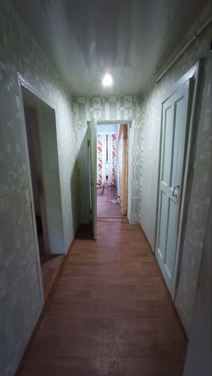 г. Алчевск Продается 1/2 дома (статус квартиры), по улице Заслонова, район (Шанхая). Общая площадь 70,8 кв.м., кухня 6,3 кв.м. В доме: 4 раздельные комнаты, прихожая, кухня, санузел в доме (совмещён). МП окна, индивидуальное отопление (одноконтурный котел), газовая колонка. На территории дома имеются хозпостр...