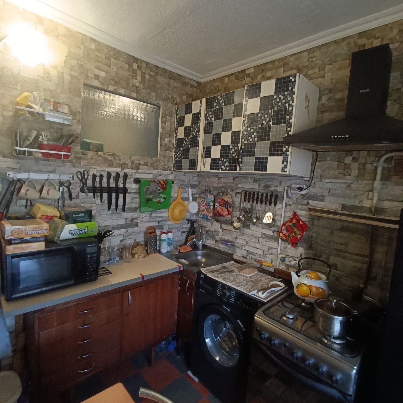 !!! Продам 1к квартиру 32м² в центре, на кв.Шевченко 5/5эт. Квартира с качественным косметическим ремонтом! Сантехника полностью заменена, новые радиаторы и м/п разводка, окна м/п, балкон застеклен, отопление центральное, квартира очень теплая, с/у совмещён, на кухне подсветка над печкой и кухонным столом. , ...
