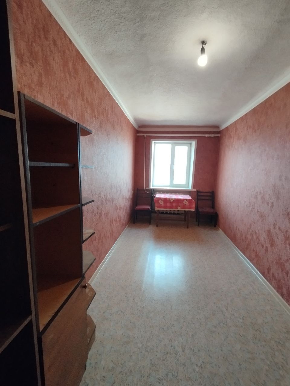 Продам 3-х комнатную квартиру на кв. Гаевого 5/5 эт.общ.54.6 кв. м. В квартире очень тепло, не угловая, отопление сверху, подъезд отремонтирован, крыша сделана в 2019 году, полы деревянные, м/п окна, бойлер, вода постоянно. Перепланировка узаконена. Мебель частично остаётся. Хорошо развитая инфраструктура: шк...