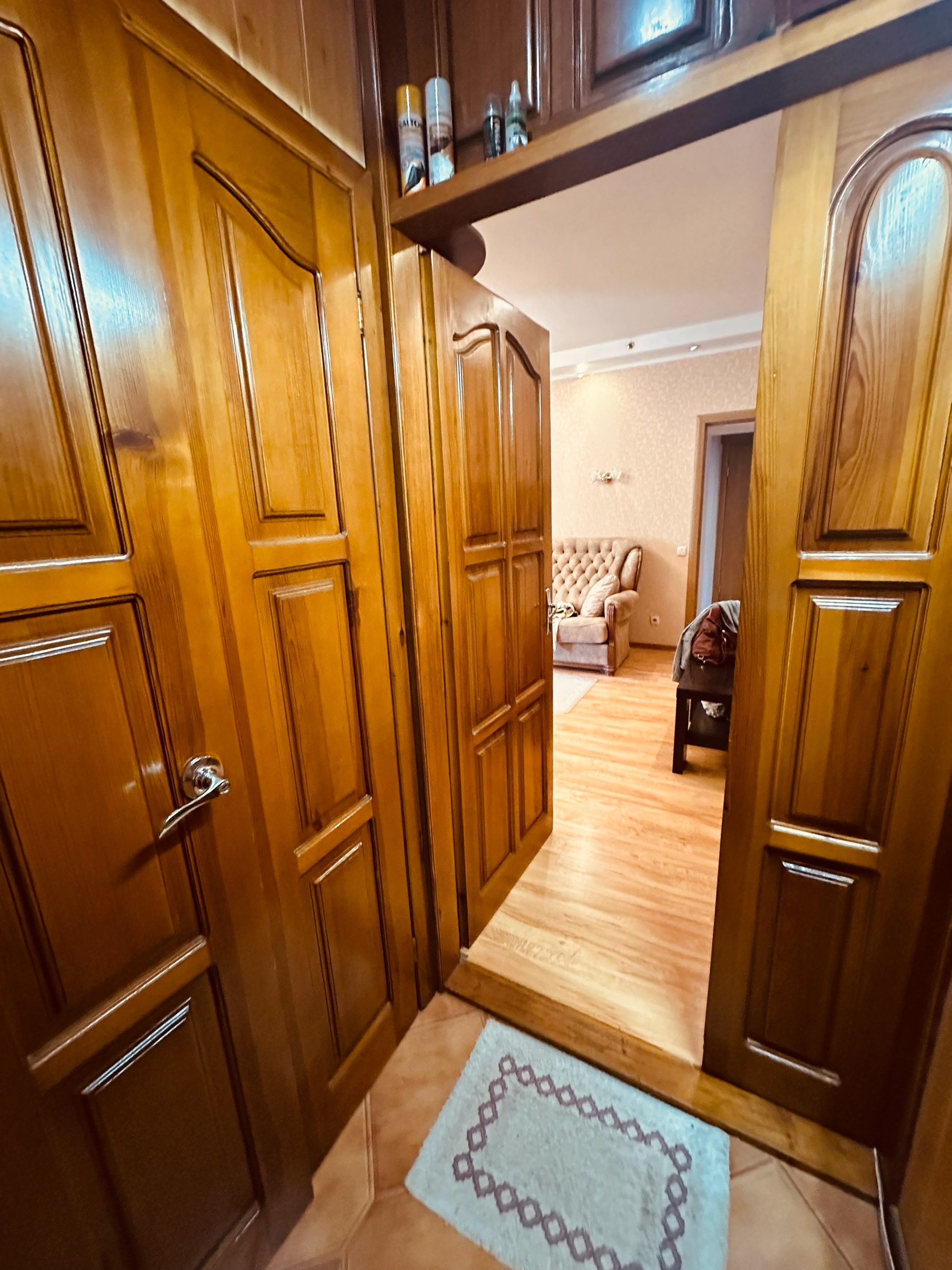 Продам 3 х квартиру в самом сердце Луганска , ул. Алексеева , дом кирпичный 3/5 , квартира очень теплая , площадь 58 м2, перепланировка - узаконена , -новая электропроводка - полы стяжка (ламинат, + плитка ) - стены выравнивались - замена всех коммуникаций - столярка дерево - Качественный ремонт делали для се...